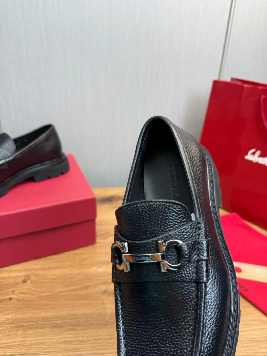 Men's shoes 💰880💰 Ferragamo. [Ferragamo] men's thick-soled loafers, the latest hot style, 1:1 original purchase quality, top quality, imported open-edge beaded cowhide leather on the upper, hand-made three-dimensional stitching highlights the round toe design, the inner foot pads are all imported cowhide, with original lightweight foam outsole, matching code 39-44, (38, 45 custom-made, non-refundable)